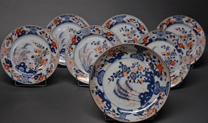 CHINE, XVIIIe SIÈCLE Ensemble de six assiettes et une coupe en porcelaine blanche...