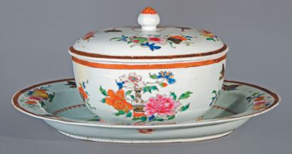 CHINE, Compagnie des Indes, époque QIANLONG (1736-1795) Soupière en porcelaine décorée...