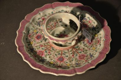 COMPAGNIE DES INDES Présentoir de tasse à galerie ajourée en porcelaine de forme...