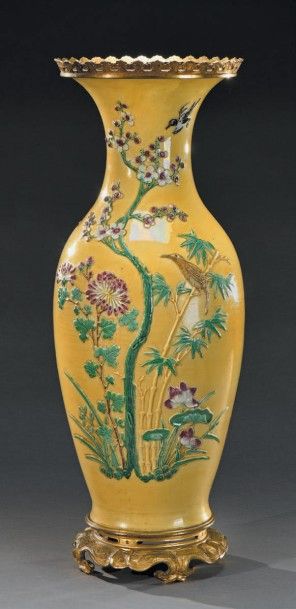 CHINE, XIXe siècle Vase de forme balustre en porcelaine émaillée jaune décorée en...