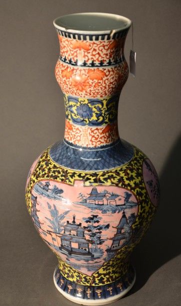 CHINE, XIXe siècle Vase de forme balustre en porcelaine décorée en bleu sous couverte...