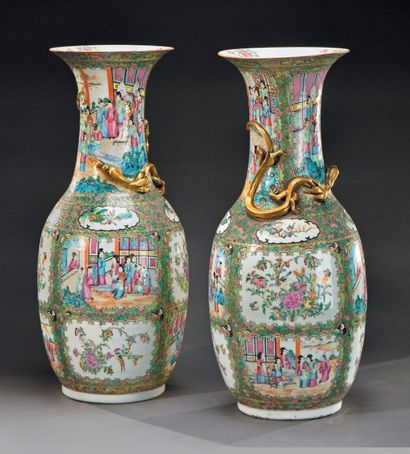 CHINE, Canton, XIXe siècle Paire de vases en porcelaine à décor polychrome de scènes...