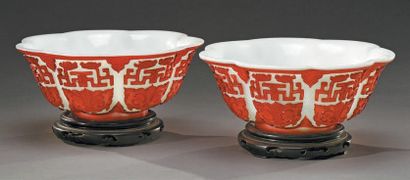 CHINE, XXe siècle Paire de bols en verre de Pékin à décor overlay rouge
H. 8 cm ...