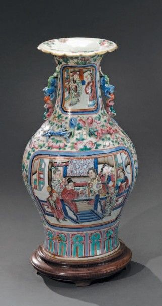 CHINE, XIXe siècle Vase balustre en porcelaine blanche décorée en émaux polychromes...