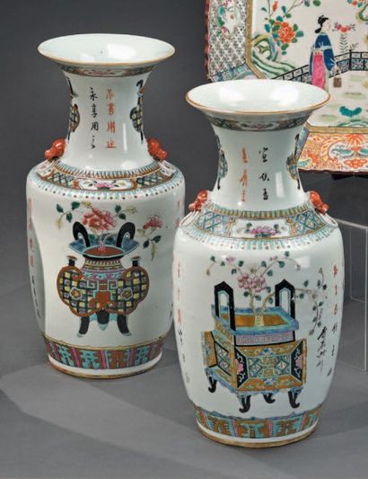 CHINE, fin du XIXe siècle Paire de vases en porcelaine à décor de jardinières fleuries...