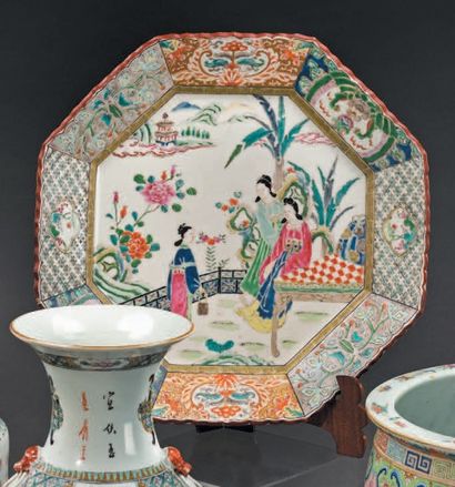 JAPON, époque Meiji (1868-1912) Plat de forme octogonale en porcelaine décorée en...
