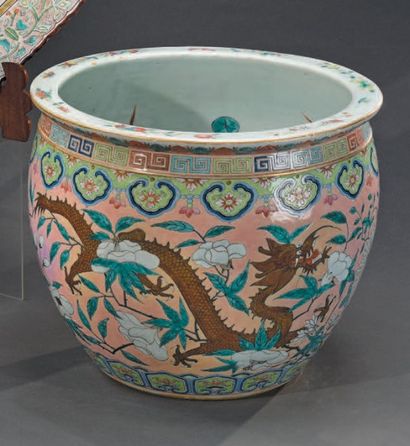 CHINE, XIXe siècle Aquarium en porcelaine à décor de dragons et fleurs sur fond rose
H....