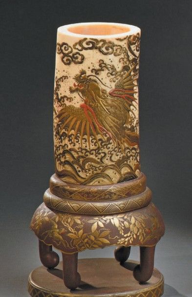 JAPON, époque Meiji (1868-1912) Vase cylindrique en ivoire à patine jaune à décor...