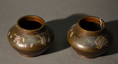 JAPON, époque Meiji (1868-1912) Paire de petits pots en bronze à décor incrusté d'argent...