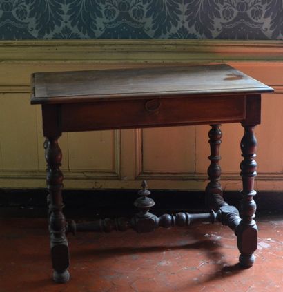 null X Table a écrire en noyer de style Louis XIII

H. 74,5 cm l. 63,5 cm L. 92 cm...