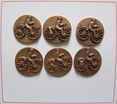 null Important lot de boutons, 1880-1930 environ, principalement en métal estampé...