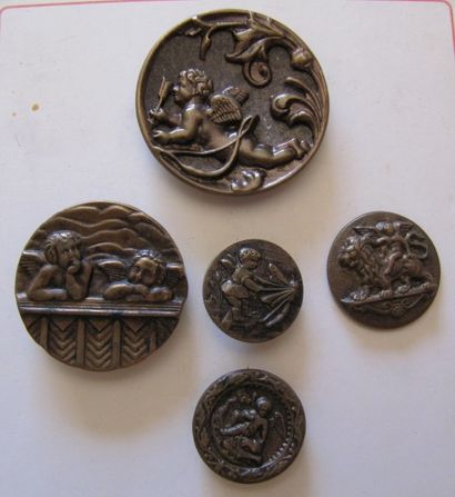 null Important lot de boutons, 1880-1930 environ, principalement en métal estampé...