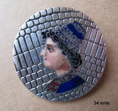 null Quatre boutons, vers 1880, en métal et émail à décor d’un portrait d’homme en...