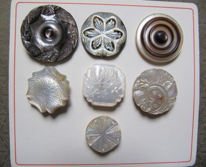 null Important lot de boutons, 1880-1950 environ, de toutes tailles en nacre gravée...
