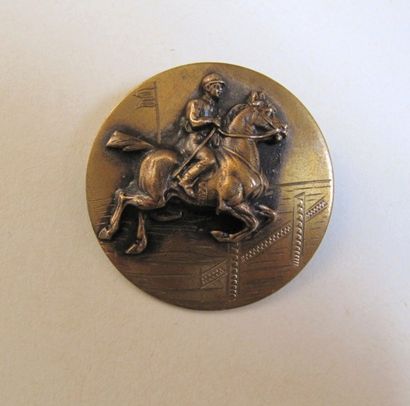 null Deux gros boutons historiés en métal, XIXe siècle, l’un représentant Napoléon...