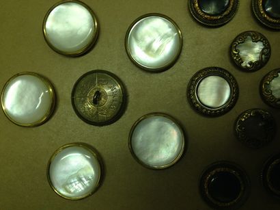 null Réunion de boutons de nacre, vers 1900, gros et petits boutons gravés, certains...