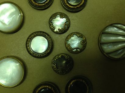 null Réunion de boutons de nacre, vers 1900, gros et petits boutons gravés, certains...