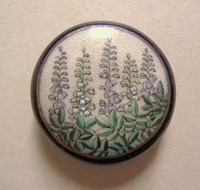 null Six boutons Satsuma, Japon, fin du XIXe siècle, 2 gros, 4 petits à décor floral...