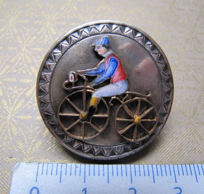 null Le vélocipédiste, paire de deux gros boutons de col, vers 1880, métal émaillé,...