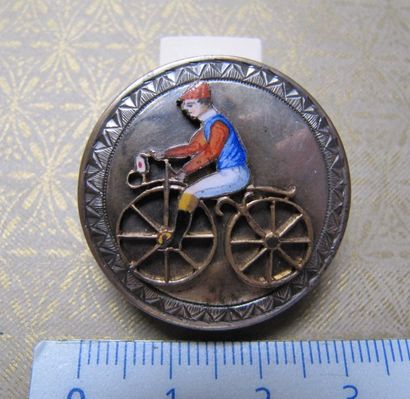 null Le vélocipédiste, paire de deux gros boutons de col, vers 1880, métal émaillé,...