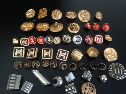 null Important lot de boutons métalliques divers, première moitié du XXe siècle,...