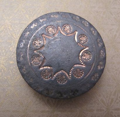 null Réunion de boutons, XVIIIe siècle, une quinzaine de gros et petits boutons métalliques...