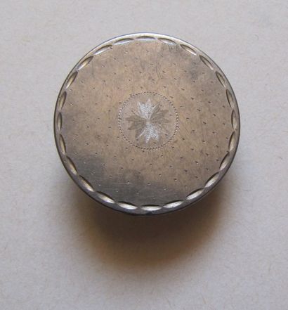 null Réunion de boutons, XVIIIe siècle, une quinzaine de gros et petits boutons métalliques...