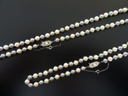 null *Deux colliers de perles alternées blanche et grise