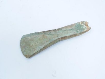 null Hache à rebords
Bronze à patine verte claire croûteuse
France, âge du bronze
L....