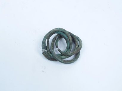 null Ensemble de cinq bracelets à section circulaire
Bronze à patine verte lisse
France,...
