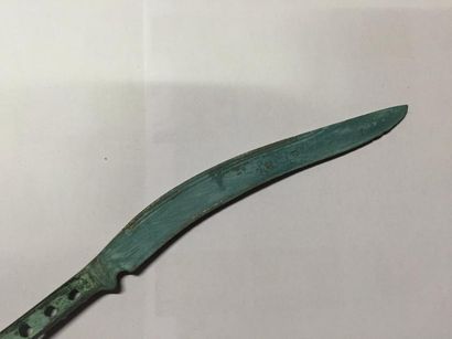 null Couteau à lame courbe et manche incrustation retenu par cinq rivets (disparus)
Bronze...