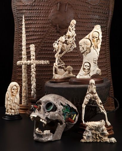 null Mémento mori en os sculpté représentant un empilement effilé de crânes humains...