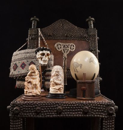 null Mémento mori en os sculpté et bois exotique sombre représentant un crâne humain...