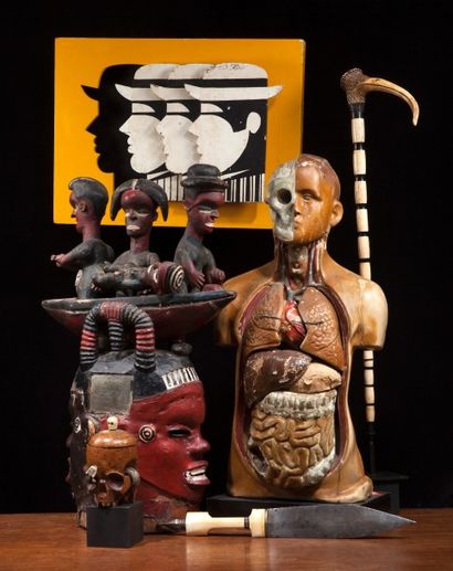 null Mémento mort en buis et os sculptés représentant un crâne humain, mangé par...