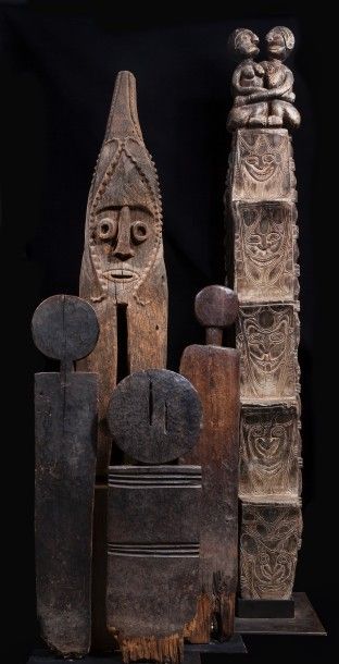 null Trois poteaux giriama, Ethiopie 

Figurant des silhouettes anthropomorphes stylisées....