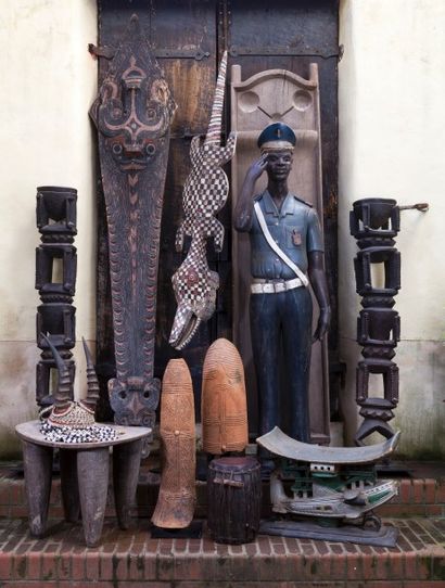null Deux poteaux Nupe, Nigeria

De facture similaire, présentant un décor ajouré...
