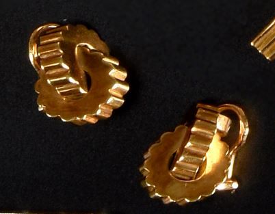 null *Paire de clips d'oreilles à motifs rudentés en or jaune 18K (750°/00).

Travail...