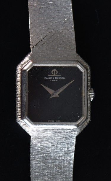 null BAUME & MERCIER, vers 1977

Montre de dame en or gris 18K (750°/00), boîtier...