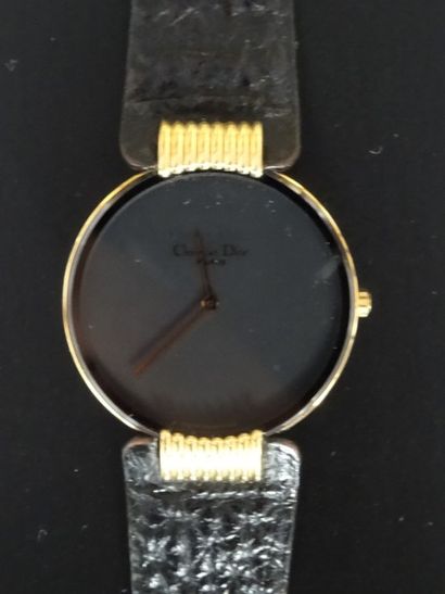 null *CHRISTIAN DIOR

Montre plaqué or, cadran rond, fond noir, bracelet en cuir...