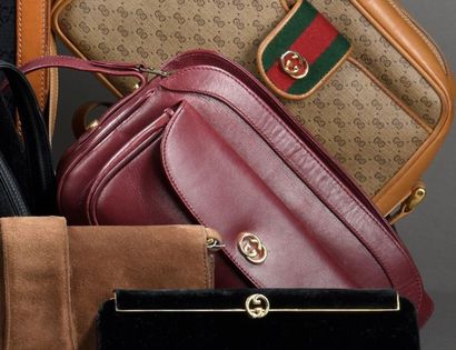 null *GUCCI

Sac en cuir bordeaux, devant orné d’une poche plaquée à rabat siglé...