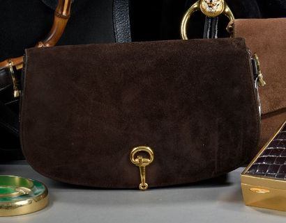 null *GUCCI

Sac besace en daim et cuir marron, fermoir mors à système doré, anse...