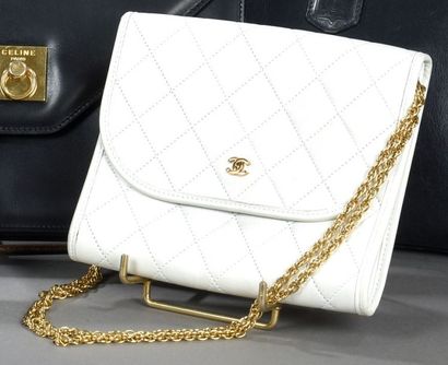 null *CHANEL

Petit sac en cuir matelassé blanc, fermoir pression sous rabat siglé...