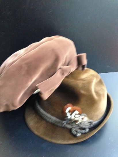 null *HABIG, CLAIRE FRANCK MODE

Lot comprenant un chapeau d’esprit tyrolien en velours...