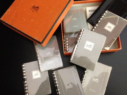 null *HERMES Paris

Lot comprenant un porte-carnet en crocodile porosus noir et sept...