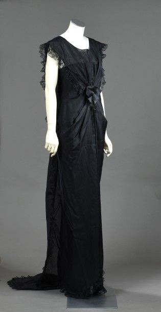 null BALENCIAGA haute couture, n°85 063

Robe logue bustier en soie noire, fente...