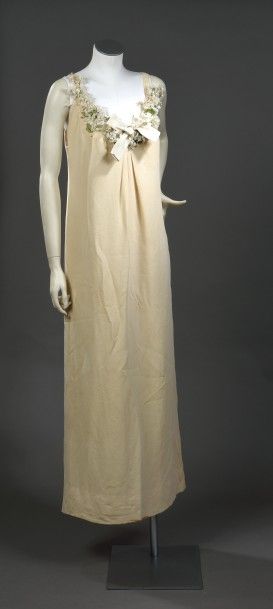 null MOLYNEUX haute couture

Robe longue en crêpe mousseline de soie beige, fines...