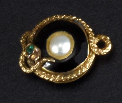 null Bouton en or jaune 18K (750°/00) à motif d'un serpent à l'oeil serti d'une émeraude,...