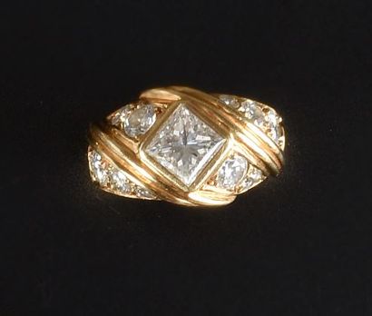 null Bague bandeau en or jaune 18K (750°/00) à godrons centrée d'un diamant de taille...