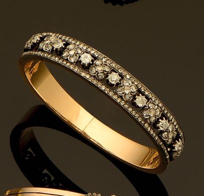 null Bracelet "Jonc" ouvrant ancien en or rose, la partie supérieure en or gris à...