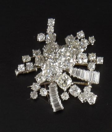 null *Broche gerbe fleurie en or gris 18K (750°/00) sertie de diamants ronds de taille...